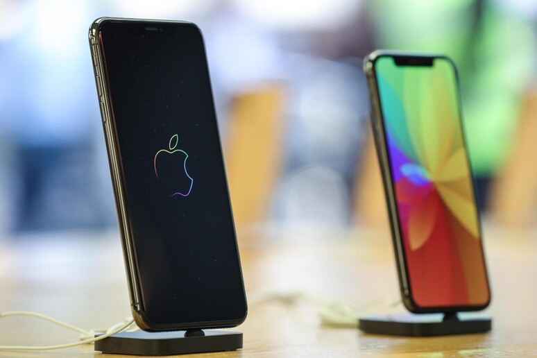 Wsj, Apple taglia produzione iPhone, domanda sotto attese - RIPRODUZIONE RISERVATA