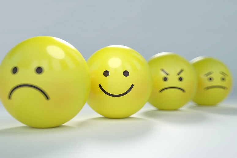 Il cervello  'sussulta ' quando legge emoji ironici nei messaggini - RIPRODUZIONE RISERVATA
