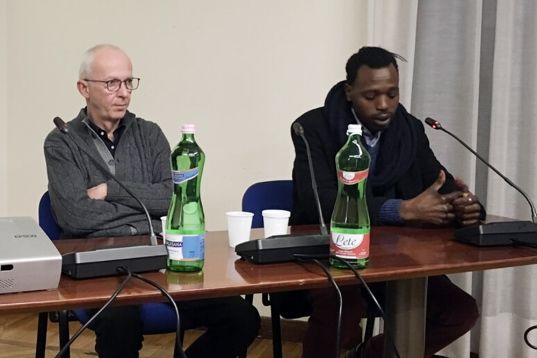 Il portavoce dei rifugiati sudanesi in Italia, Adam Bosh, e il portavoce di Amnesty Italia, Riccardo Noury - RIPRODUZIONE RISERVATA