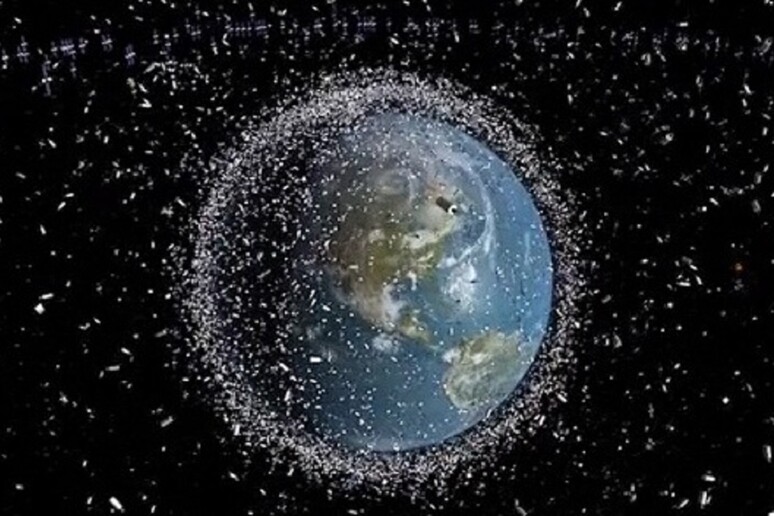 Rappresentazione grafica delle migliaia i satelliti in orbita intorno alla Terra (fonte: ESA) - RIPRODUZIONE RISERVATA