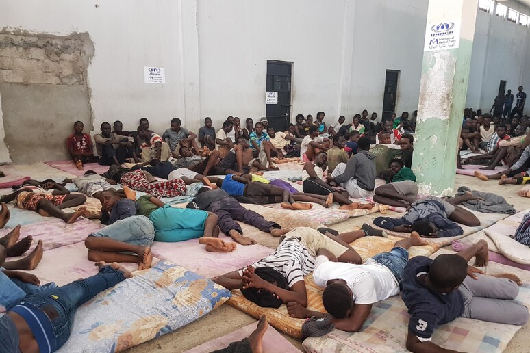 Migranti in un centro di detenzione in Libia (FOTO: Zuhair Abusrewil) -     RIPRODUZIONE RISERVATA