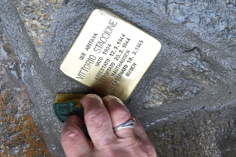 Una pietra d 'inciampo posata a Torino - RIPRODUZIONE RISERVATA
