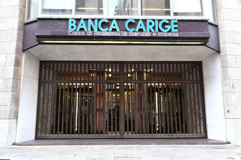 Una veduta esterna della sede di Banca Carige - RIPRODUZIONE RISERVATA