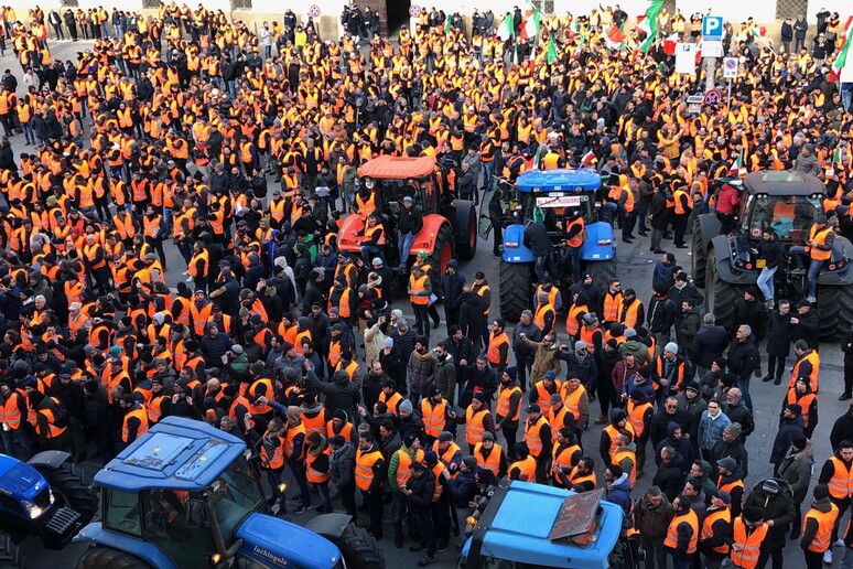 Un momento della protesta dei Gilet Arancion a Bari in una foto di archivio del 7 gennaio 2019. - RIPRODUZIONE RISERVATA
