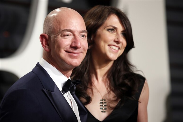 Jeff Bezos divorzia dalla moglie MacKenzie (dal sito NbcNews) - RIPRODUZIONE RISERVATA