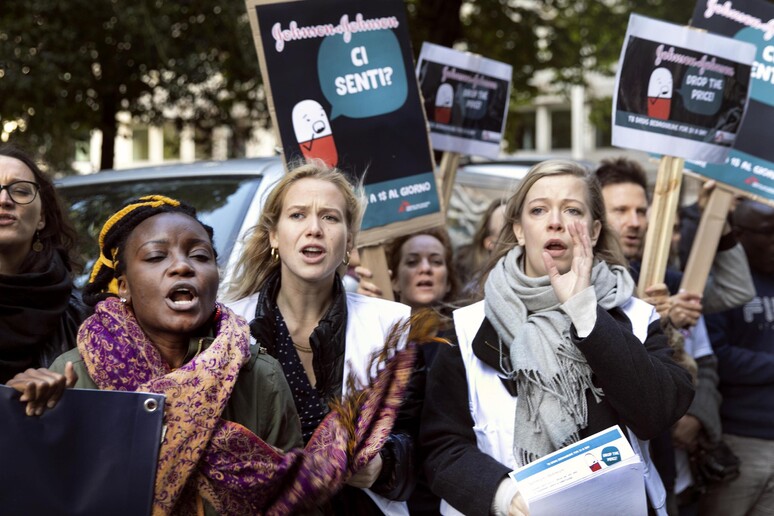Manifestazione a Bruxelles per chiedere alla Johnson&amp;Johnson di il prezzo del farmaco contro la tubercolosi - RIPRODUZIONE RISERVATA