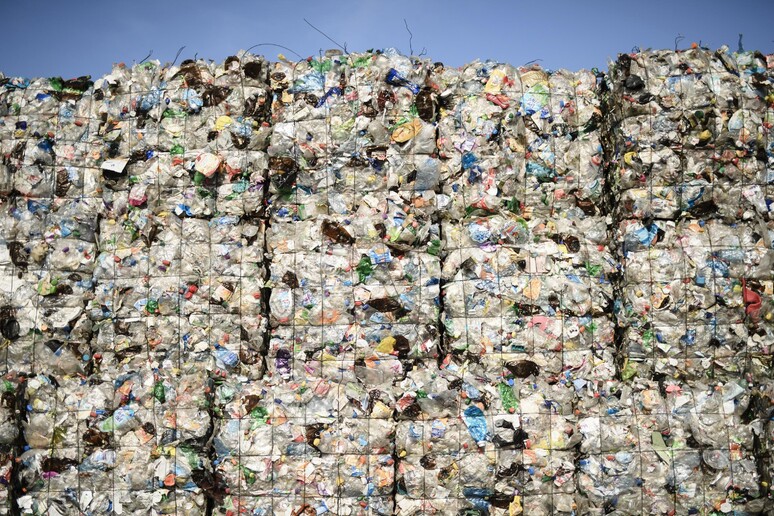 Manovra:arriva plastic tax su contenitori e imballaggi © ANSA/EPA