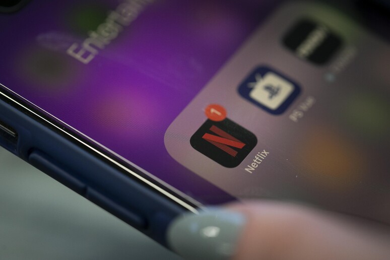 L 'app Netflix su uno smartphone © ANSA/AP