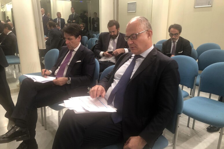 Il presidente del Consiglio Giuseppe Conte e il ministro dell 'Economia Roberto Gualtieri, archivio - RIPRODUZIONE RISERVATA