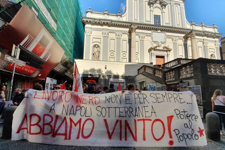 Manifestazione Ex Opg davanti ingresso  'Napoli Sotterreanea ' - RIPRODUZIONE RISERVATA