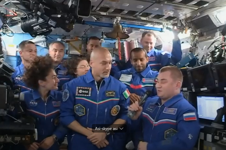 Il passaggio di consegne: Luca Parmitano è al comando della Stazione Spaziale (fonte: NASA TV) - RIPRODUZIONE RISERVATA