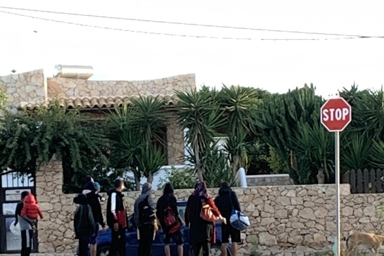 Sbarco alla Guitgia Lampedusa - RIPRODUZIONE RISERVATA