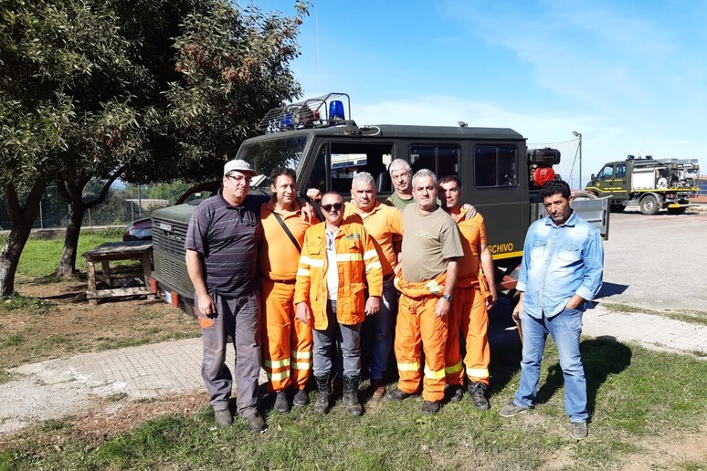 La squadra di forestali che ha ritrovato l 'uomo disperso sui Nebrodi - RIPRODUZIONE RISERVATA