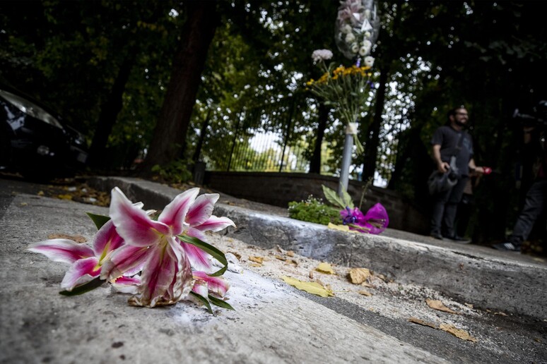 Roma, fiori sul luogo dove Luca Sacchi stato ferito gravemente con un colpo di pistola alla testa durante  una rapina. IL ragazzo è poi deceduto - RIPRODUZIONE RISERVATA