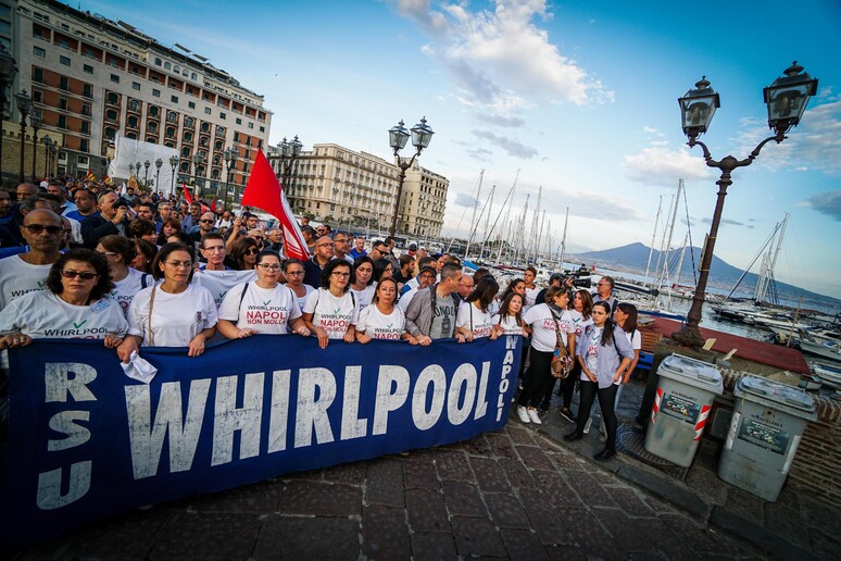 Un corteo di operai della Whirlpool di Napoli - RIPRODUZIONE RISERVATA