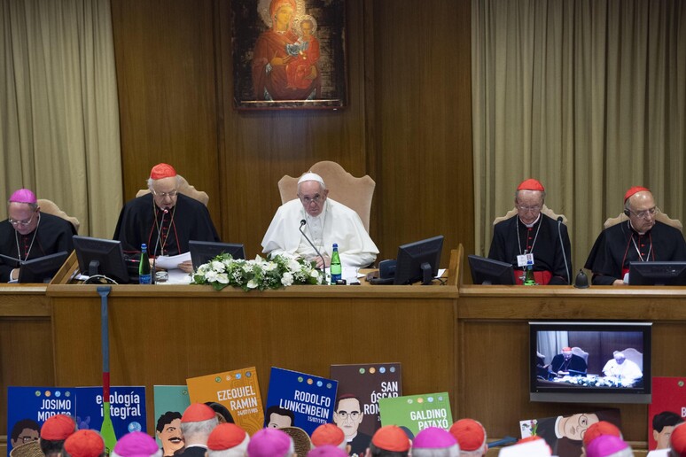 Il Papa durante il Sinodo dei vescovi sull 'Amazzonia - RIPRODUZIONE RISERVATA