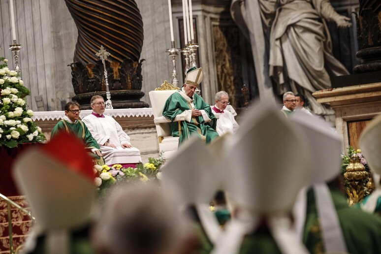 Il Papa durante una messa in S. Pietro - RIPRODUZIONE RISERVATA
