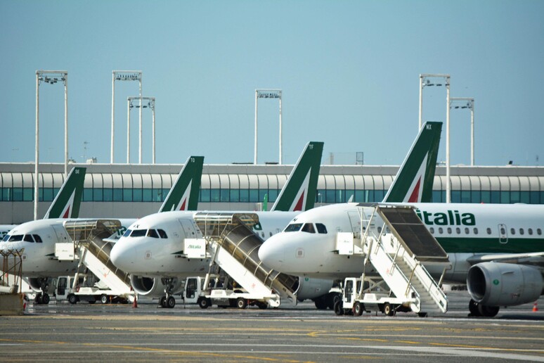Alcuni aerei della flotta Alitalia in sosta all 'aeroporto di Roma Leonardo Da Vinci a Fiumicino - RIPRODUZIONE RISERVATA