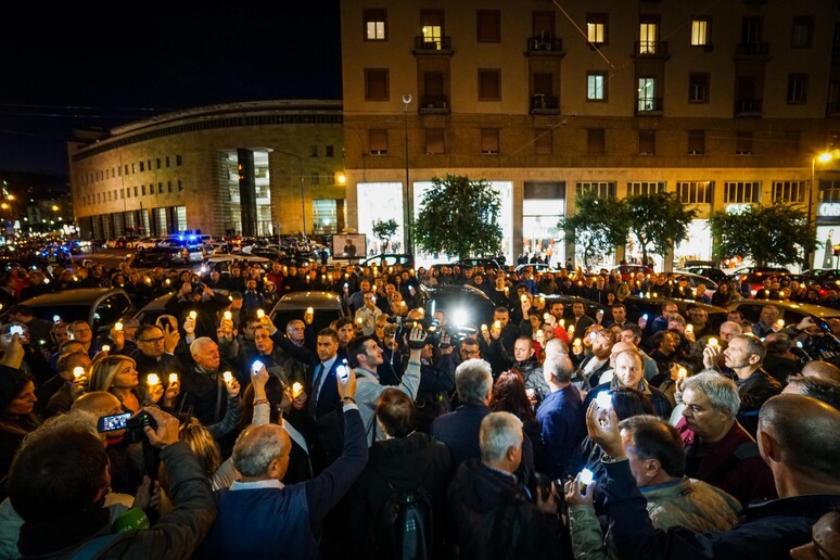 Sparatoria Questura:fiaccolata a Napoli, applauso per agenti - RIPRODUZIONE RISERVATA