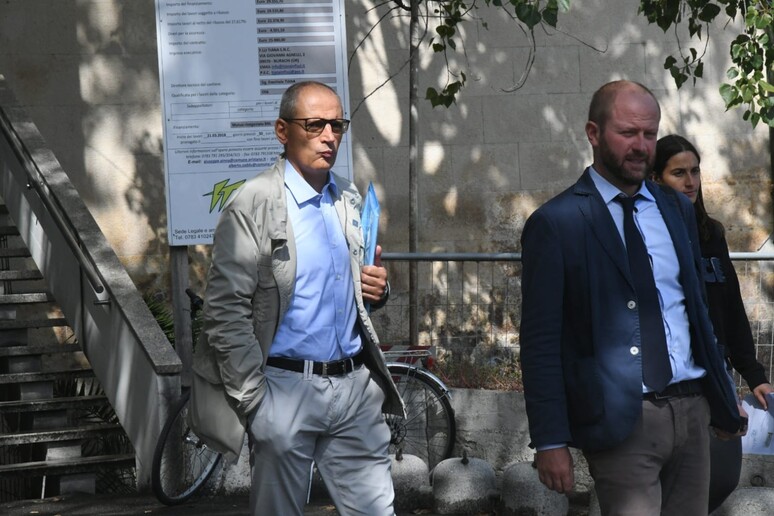 Il capo del personale dell 'ospedale San Martino di Oristano Giovanni Piras in Tribunale con il suo avvocato Luigi Satta - RIPRODUZIONE RISERVATA