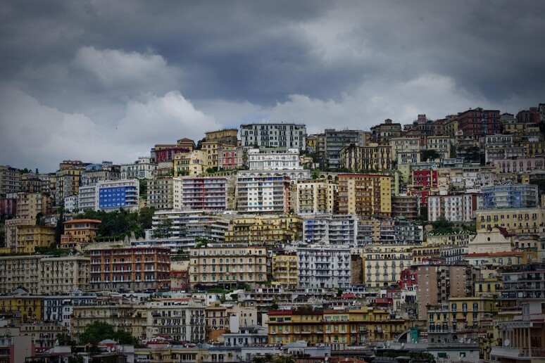 Panoramica di palazzi e case a Napoli - RIPRODUZIONE RISERVATA