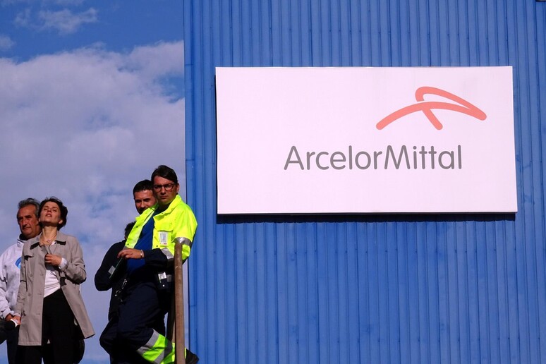 Operai fuori di uno stabilimento Arcelor Mittal - RIPRODUZIONE RISERVATA