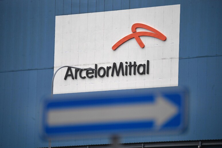 Una insegna di Arcelor Mittal - RIPRODUZIONE RISERVATA