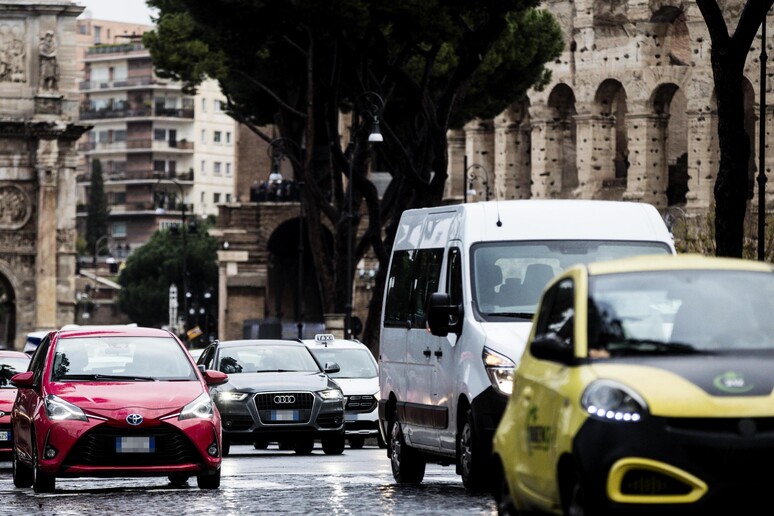 Maltempo:a Roma allagamenti e traffico, oggi scuole chiuse - RIPRODUZIONE RISERVATA