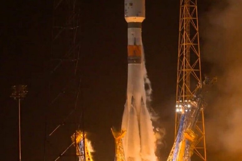 Il lancio della Soyuz che dalla base eurpea di Kourou porta in orbita un carico di 5 satelliti (fonte: ESA TV) - RIPRODUZIONE RISERVATA