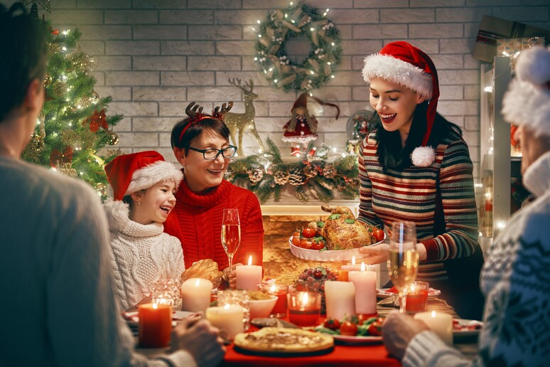 Natale a tavola con la famiglia riunita. foto iStock. - RIPRODUZIONE RISERVATA