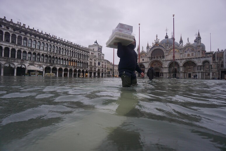 Acqua alta a Venezia (foto archivio) - RIPRODUZIONE RISERVATA