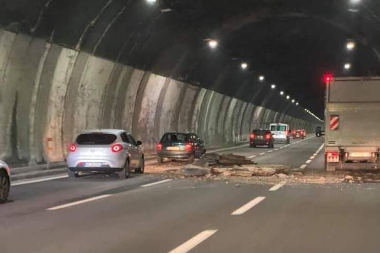 Autostrade: crollo della volta in galleria A26 - RIPRODUZIONE RISERVATA