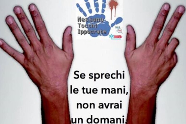 "Noi a te ci teniamo un botto e... se sprechi le tue mani non avrai un domani": lo slogan della campagna contro i botti - RIPRODUZIONE RISERVATA