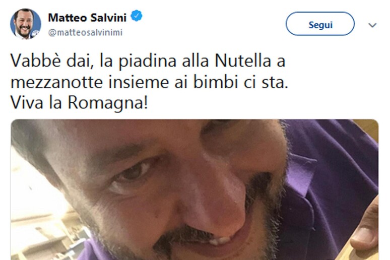 Una foto da Twitter pubblicata a giugno 2019 da Matteo Salvini in cui scrive:  'La piadina alla Nutella a mezzanotte insieme ai bimbi ci sta. Viva la Romagna! ' - RIPRODUZIONE RISERVATA