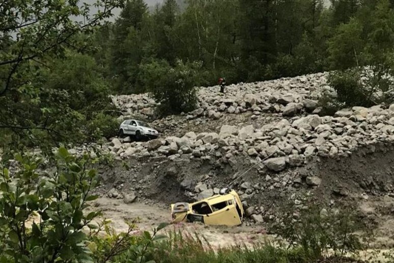 Frana in Val Ferret (Courmayeur), auto travolte - RIPRODUZIONE RISERVATA