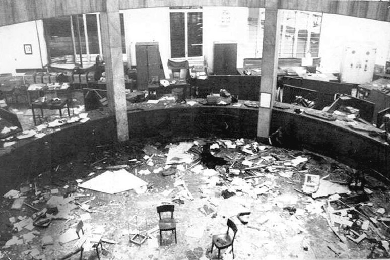 Il salone della Banca dell 'Agricoltura dopo l 'esplosione della bomba - RIPRODUZIONE RISERVATA