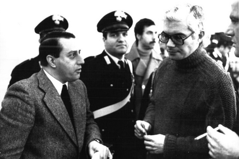 Guido Giannettini e Franco Freda in una pausa di un 'udienza del processo per la strage di piazza Fontana, Catanzaro, 4 agosto 1977 - RIPRODUZIONE RISERVATA