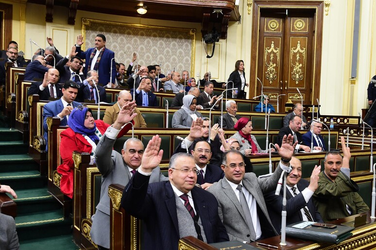 Il Parlamento egiziano ha approvato una relazione su modifiche costituzionali che consentirebbero al 64enne presidente Abdel Fattah Al Sisi di ricandidarsi per altri due mandati di sei anni © ANSA/EPA