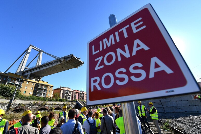 Il cartello che indica la zona rossa del ponte Morandi - RIPRODUZIONE RISERVATA