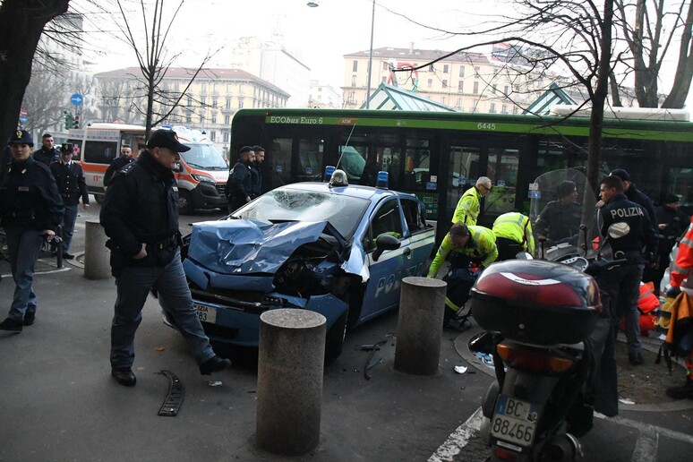 Autobus contro auto della polizia a Milano, 3 feriti - RIPRODUZIONE RISERVATA
