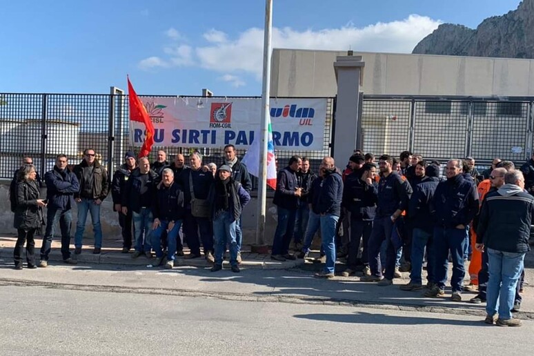 I dipendenti in sciopero davanti allo stabilimento Sirti di Carini - RIPRODUZIONE RISERVATA