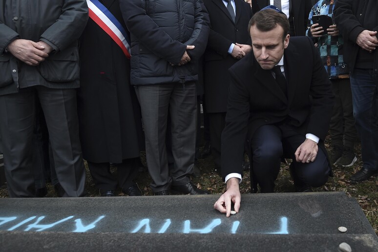 Francia: Macron a cimitero tombe ebraiche profanate © ANSA/AP