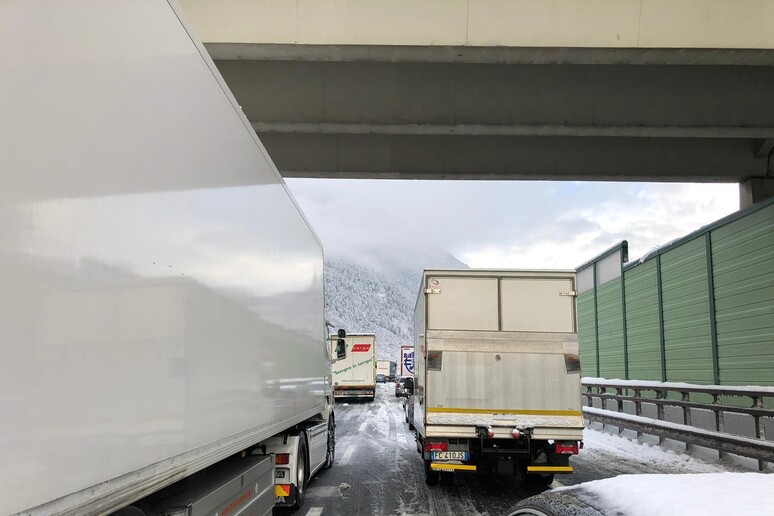 Maltempo: Autobrennero chiusa per neve in Alto Adige - RIPRODUZIONE RISERVATA