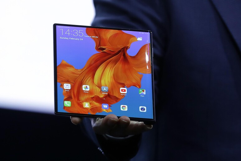 Ecco Huawei Mate X, smartphone pieghevole con display unico © ANSA/AP