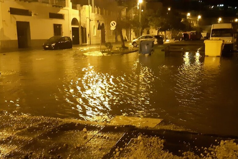 La strade di Canneto di Lipari colpite dalla mareggiata - RIPRODUZIONE RISERVATA