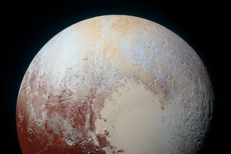 Il pianeta nano Plutone fotografato dalla missione New Horizons (fonte: NASA/JHUAPL/SwRI) - RIPRODUZIONE RISERVATA
