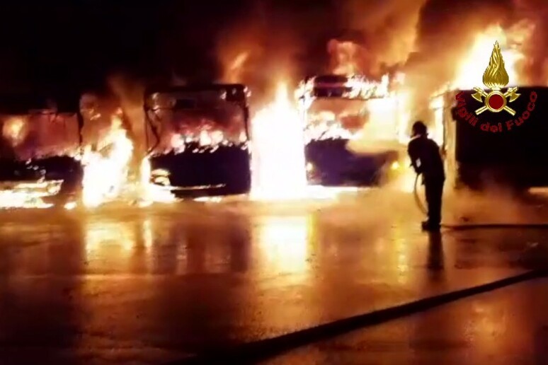 Incendi: fuoco in deposito di autobus nel Pistoiese - RIPRODUZIONE RISERVATA