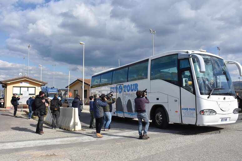 Migranti: Cara Mineo, partito primo bus con 25 profughi - RIPRODUZIONE RISERVATA