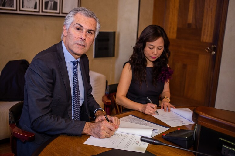La firma dell 'accordo tra il rettore di Palermo Fabrizio Micari e la presidente dell 'Eupic Segree Dai - RIPRODUZIONE RISERVATA