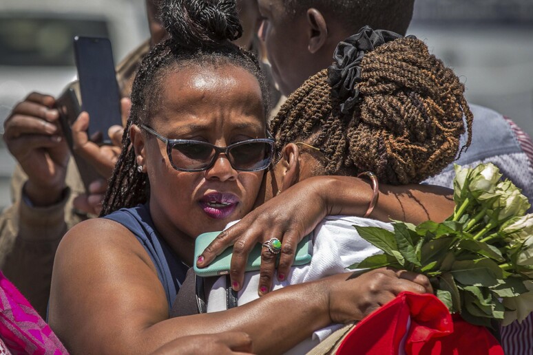 Donne in lutto dopo l 'incidente del Boeing © ANSA/AP